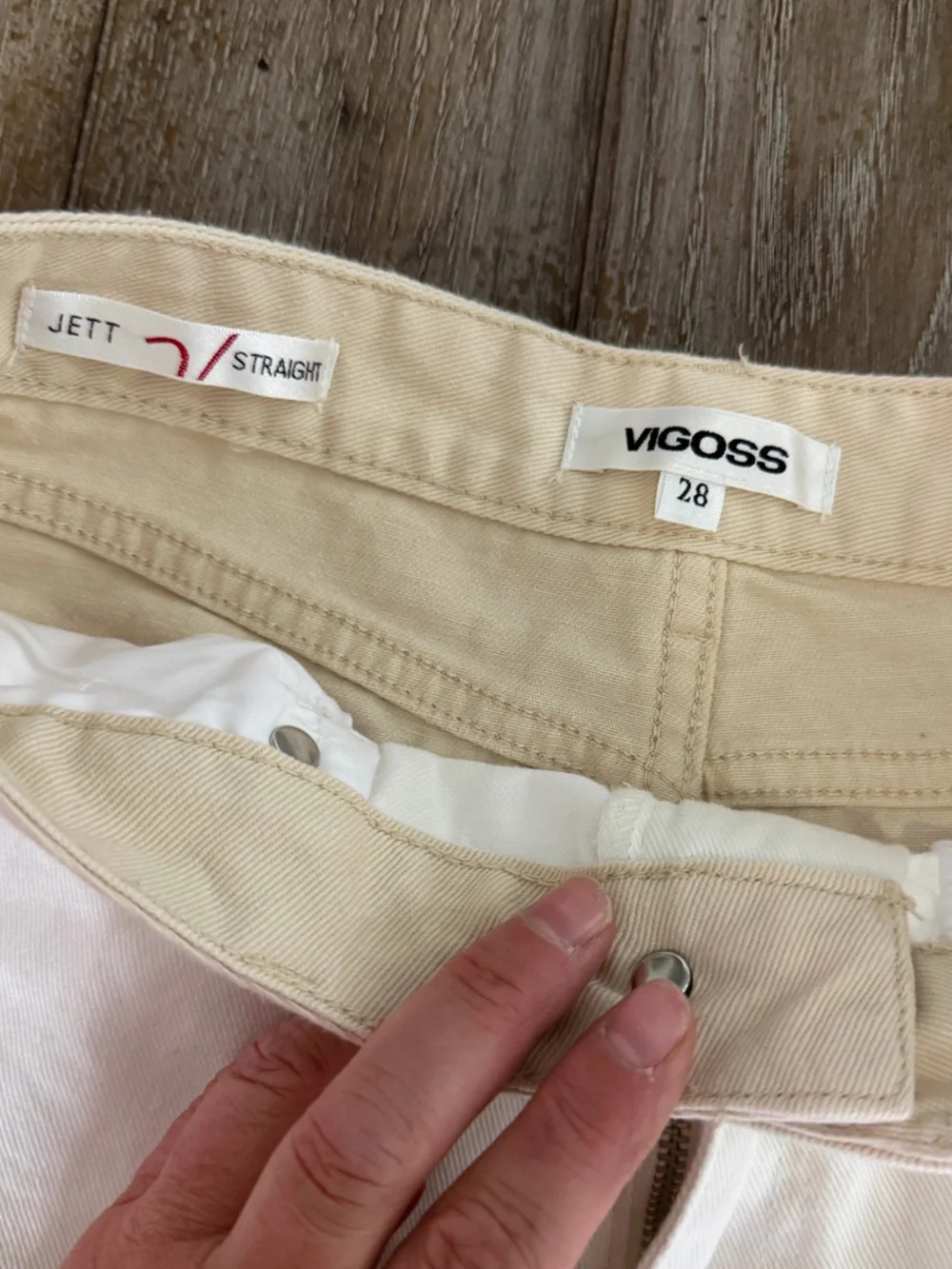 Vigoss Jett Straight Two-Tone Jeans in Cream & White - Picture 4 of 13
